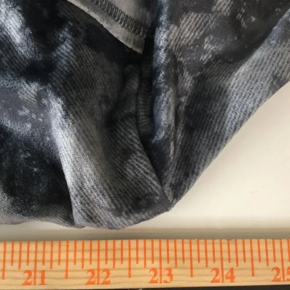 🌸NEW🌸 RED HAUTE Velour Sweatshirt - Picture 6 of 7